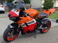 Ich war auf der Suche nach Repsol Honda-Verkleidungen, ich habe meine Bestellung aufgegeben und das Team hat während des gesamten Prozesses hervorragend mit mir Kontakt gehalten. Es hat ungefähr 5 Wochen gedauert, bis ich meine Bestellung erhalten habe, und ich war von der Qualität und Genauigkeit des Aussehens beeindruckt. Ich würde sie auf jeden Fall jedem empfehlen, der auf der Suche nach erschwinglichen Verkleidungen ist.